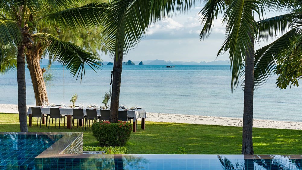 Inasia - Alfresco dining by the beach